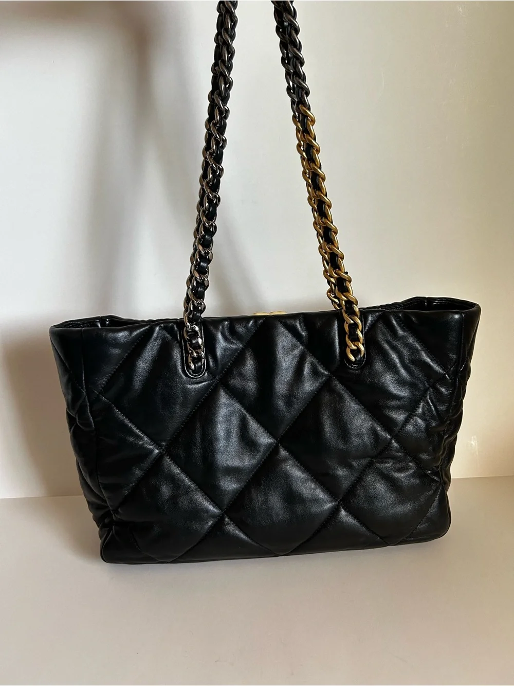 CHANEL Black Quilted Leather Shoulder Bag with Gold Chain CC